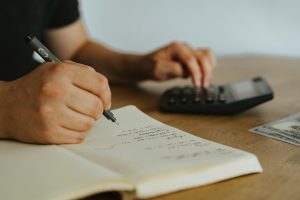 כיצד לבחון מחדש את פוליסות הביטוח שלך אחת לשנה – כדי לחסוך ולהתייעל
